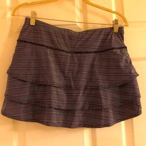 EUC Athleta athletic skort Medium navy blue & white ruffles black shorts attch’d